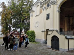 Bazylika w Kobyłce - przed kościołem