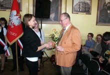 Absolwenci dzi?kowali swoim profesorom